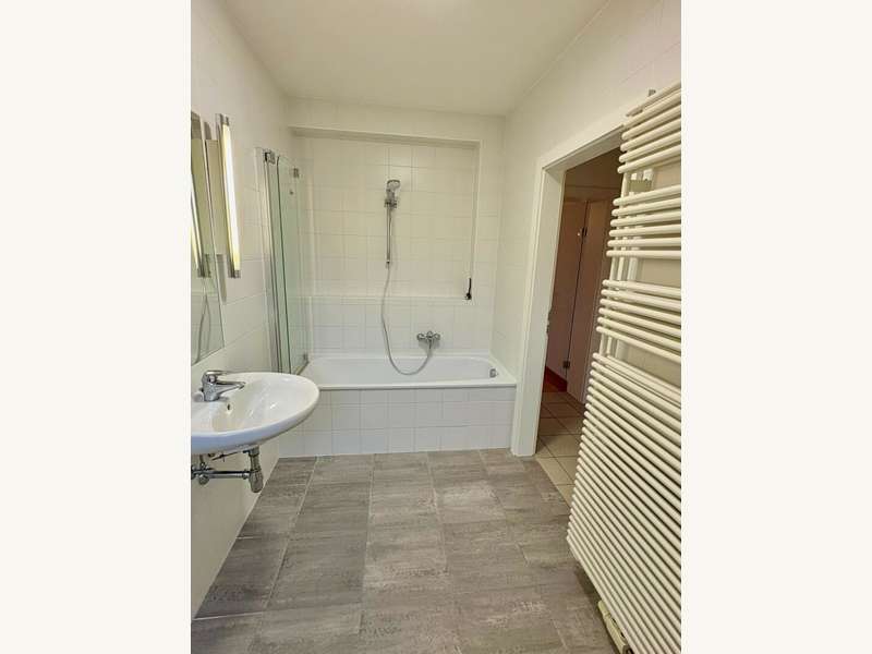 Mietwohnung Graz: ... und Wanne mit Duschwand ... und Wanne mit Duschwand