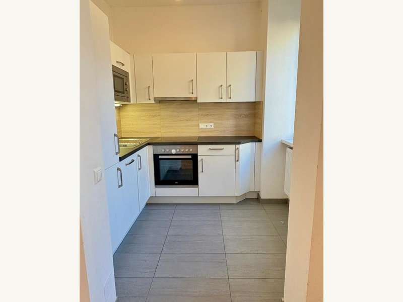 offene Küche mit Fenster