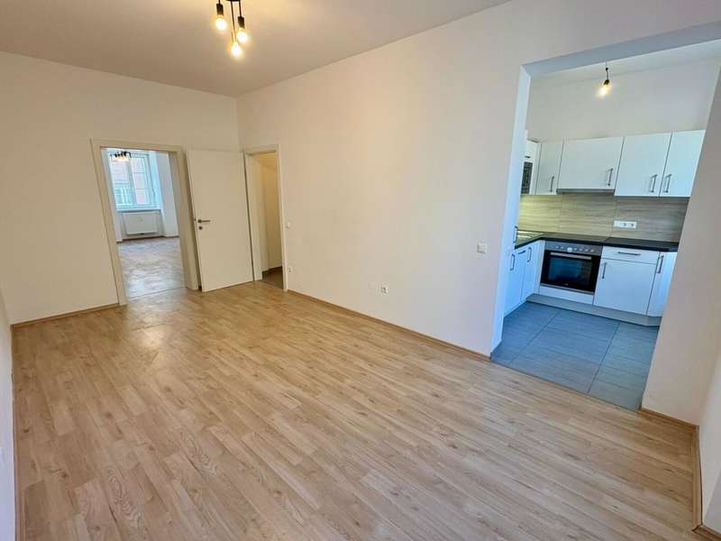 Wohn-/Essbereich - Blick zum Zimmer 2 und Vorraum