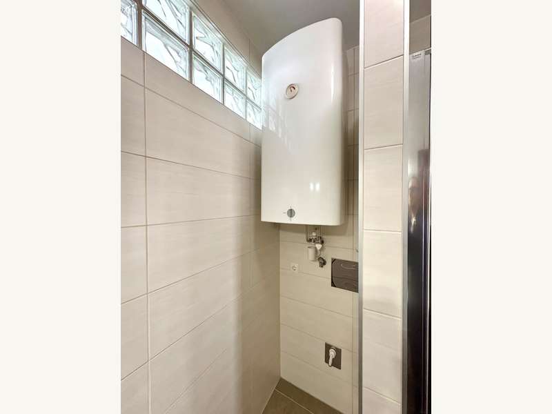 Mietwohnung Graz: Bad mit Dusche und Platz für die Waschmaschine Bad mit Dusche und Platz für die Waschmaschine