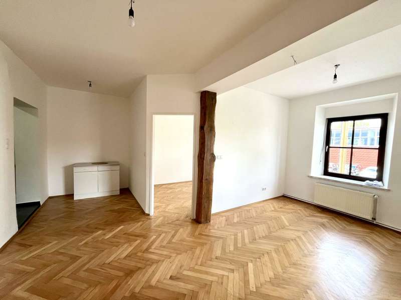 Wohn- Esszimmer mit Zugang ins Schlafzimmer