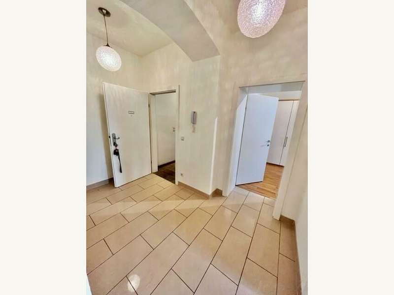 Mietwohnung Graz: Vorraum - Blick zum kl. Zimmer und Eingang/Stiegenhaus Vorraum - Blick zum kl. Zimmer und Eingang/Stiegenhaus