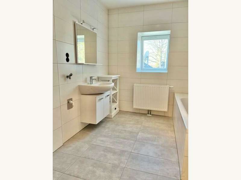 Bad mit Fenster, Waschmaschinen-Anschluss...