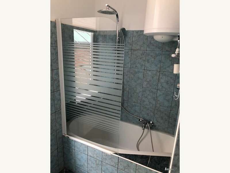 Bad mit Wanne, Fenster, Waschmaschinen-Anschluss