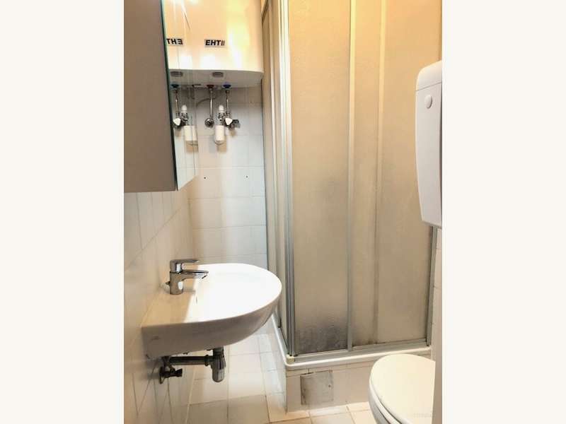 Bad mit Dusche, WC und Waschmaschinen-Anschluss