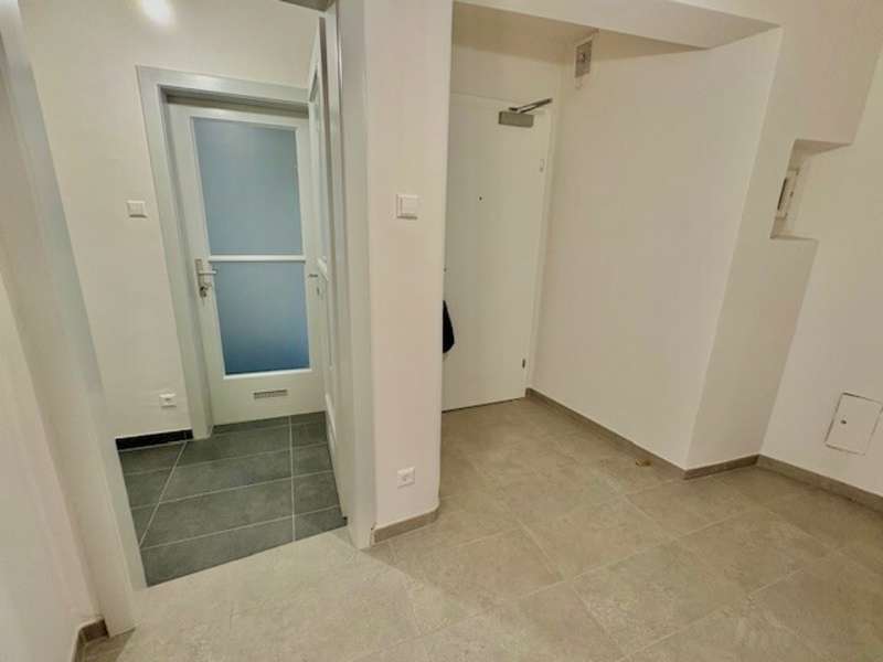 Penthouse Graz: Vorraum u. kleiner Vorraum zum Bad / WC Vorraum u. kleiner Vorraum zum Bad / WC