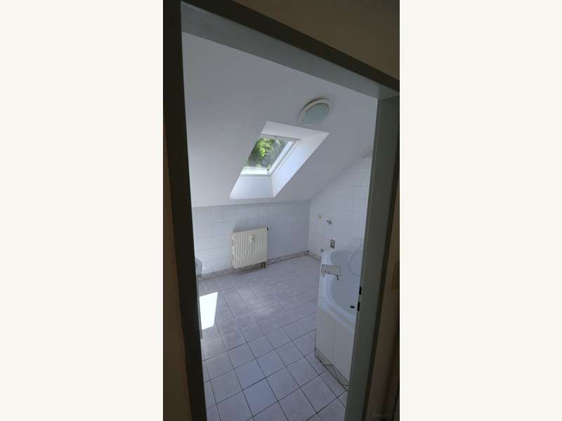 Mietwohnung Graz: Bad mit Fenster und Eckbadewanne Bad mit Fenster und Eckbadewanne