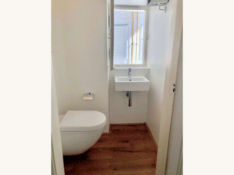 Mietwohnung Graz: WC mit Fenster (und Gastherme) WC mit Fenster (und Gastherme)