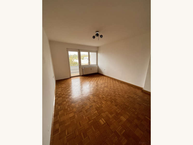 Dachgeschosswohnung Graz: Wohnzimmer mit Ausgang auf den Balkon Wohnzimmer mit Ausgang auf den Balkon