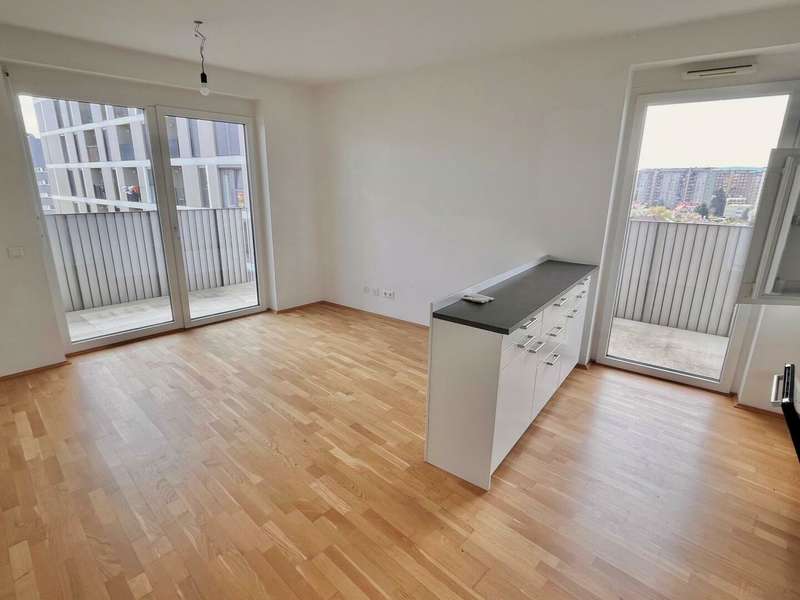 Kücheninsel als Trennung zum Essplatz und Wohnbereich