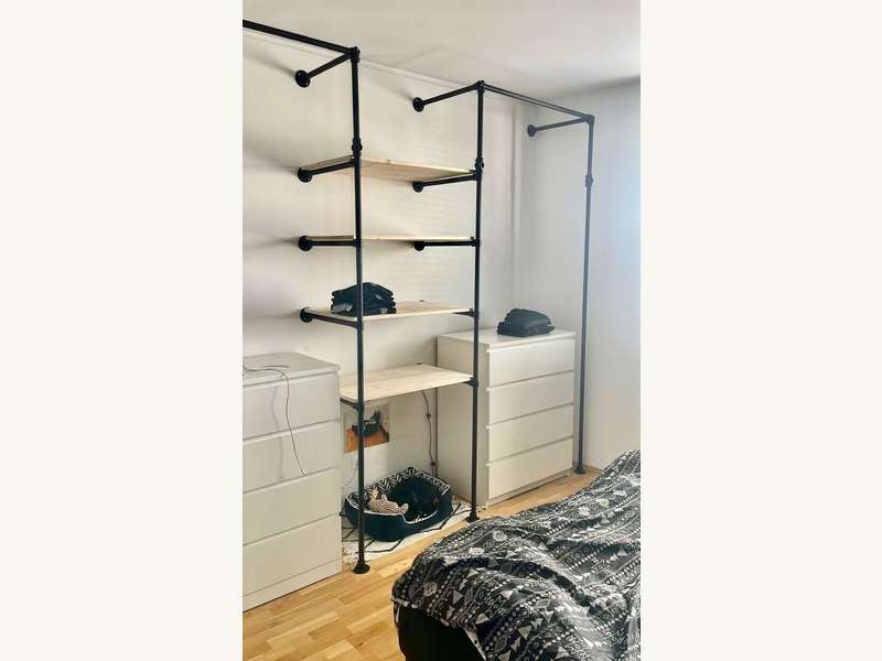 möblierte Variante der Vormieter... offener Schrank im SZ