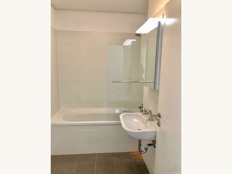 Penthouse Graz: Bad mit Wanne (inkl. Duschwand) und Waschmaschinenanschluss Bad mit Wanne (inkl. Duschwand) und Waschmaschinenanschluss