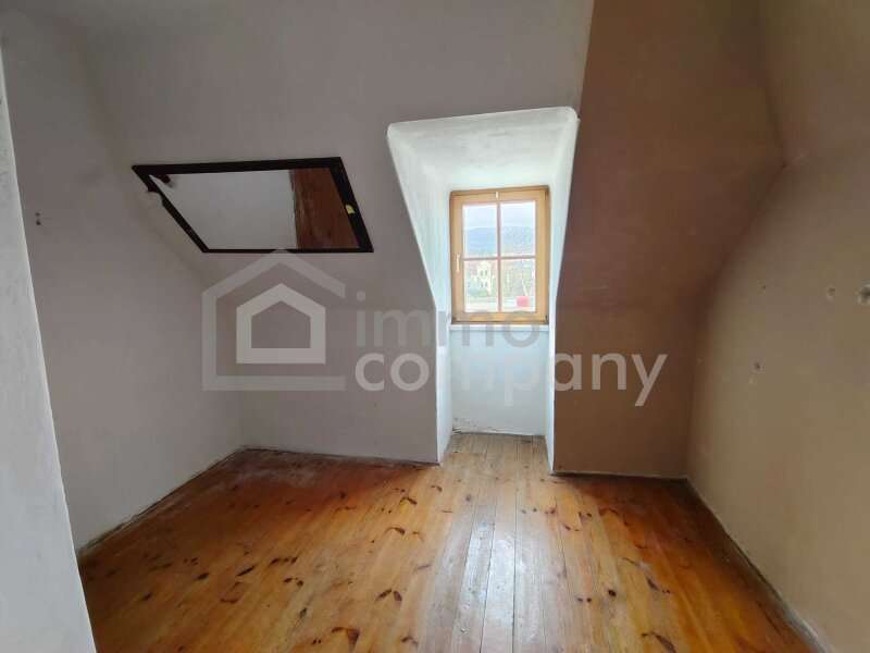 Dachgeschoßraum mit Ausbaupotenzial (sanierungsbedürftig)