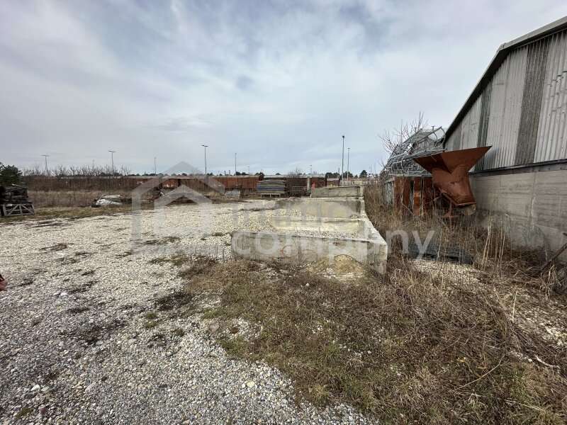 Fläche hinter Halle