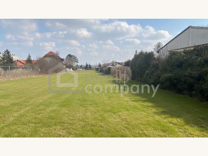 Blick vom Grundstück zur Strasse