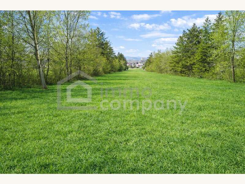 Bodenaufnahme mit Sicht in die Stadt