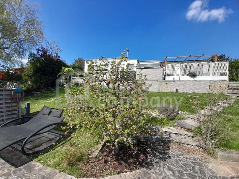 Einfamilienhaus Groß-Enzersdorf: Blick von der unteren Terrasse zum Haus Blick von der unteren Terrasse zum Haus