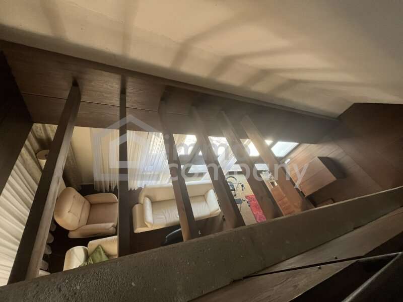 Blick in das Wohnzimmer von der Galerie