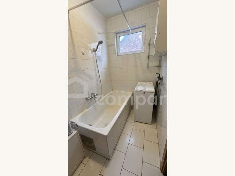 Fertighaus Steinhaus am Semmering: Badezimmer mit Wanne, Fenster und Waschmaschinenanschluss Badezimmer mit Wanne, Fenster und Waschmaschinenanschluss