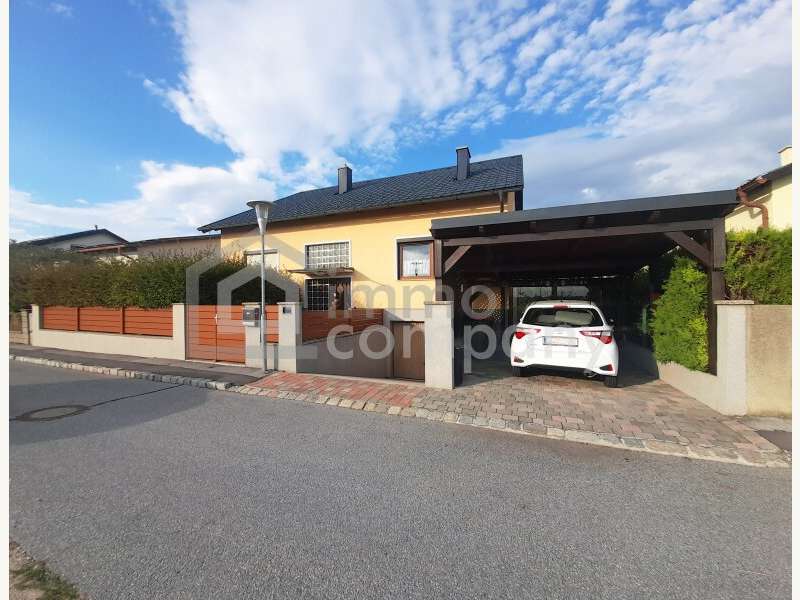 Haus Petronell-Carnuntum: Hausfront mit Garage und Carport Hausfront mit Garage und Carport