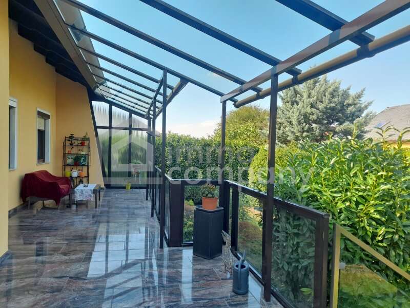 Haus Petronell-Carnuntum: große überdachte, geschützte Terrasse große überdachte, geschützte Terrasse