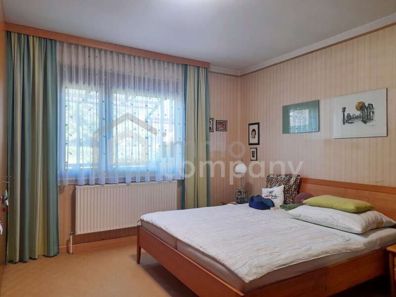 Haus Petronell-Carnuntum: Schlafzimmer mit Fenster in den Garten Schlafzimmer mit Fenster in den Garten