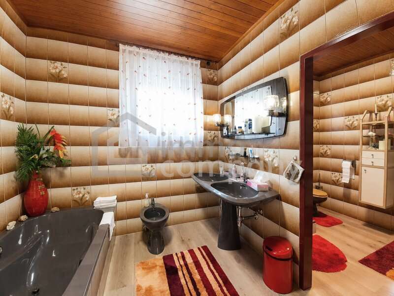 Haus Petronell-Carnuntum: großes Bad mit Dusche und Wanne großes Bad mit Dusche und Wanne