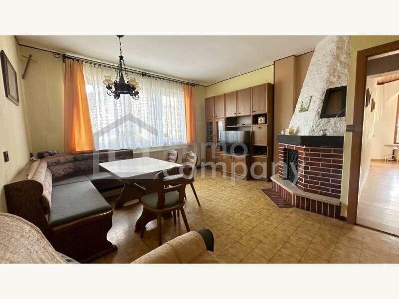 Mehrfamilienhaus Penk: Unrenoviertes Wohn-/Esszimmer (Blick aus der Küche) EG Unrenoviertes Wohn-/Esszimmer (Blick aus der Küche) EG