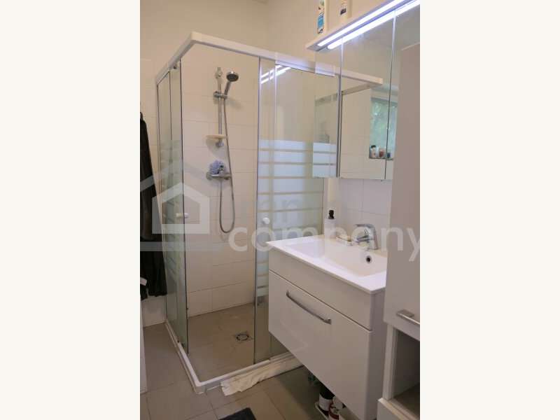 Einfamilienhaus Wiener Neudorf: Badezimmer Dusche Badezimmer Dusche