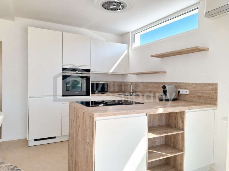 Haus Parndorf: Moderne Einbauküche mit Kochinsel und hochwertigen Siemens-Geräten Moderne Einbauküche mit Kochinsel und hochwertigen Siemens-Geräten