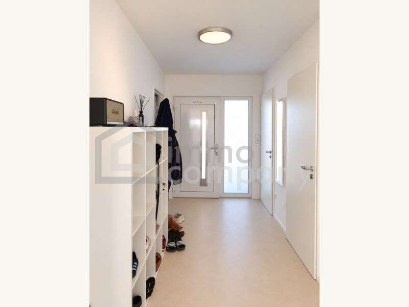 Haus Parndorf: Heller Eingangsbereich mit praktischer Garderobe Heller Eingangsbereich mit praktischer Garderobe