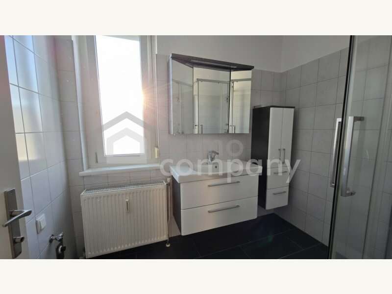 Badezimmer mit Fenster und Anschl. f.d. Waschmaschine