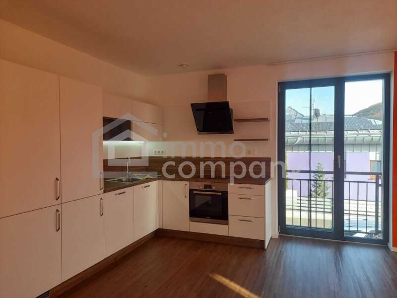 moderne Küche mit Markengeräten