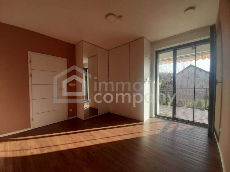 Schlafzimmer mit Ausgang auf den Balkon