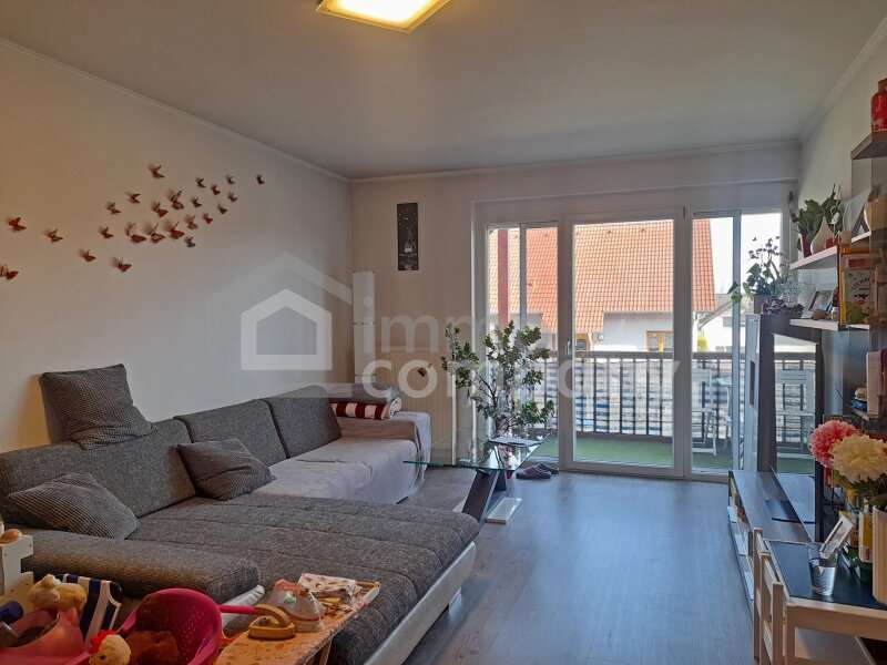 großes Wohnzimmer mit Ausgang auf den Balkon