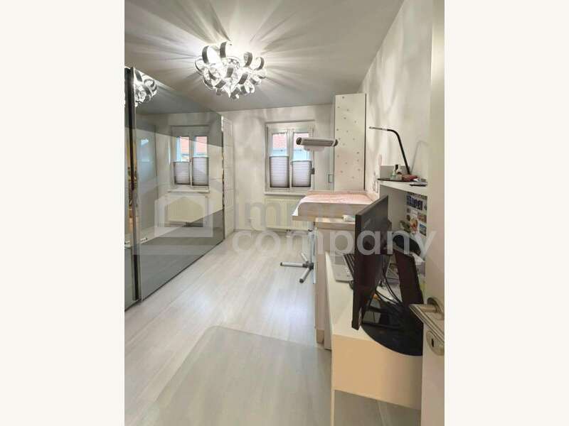 Kinderzimmer oder Büro_großer Kleiderkasten