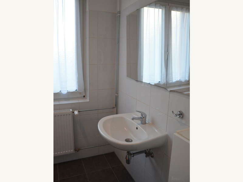 Tageslichtbad mit großem Fenster