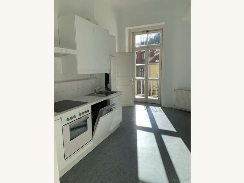 Küche mit Zugang zum Balkon