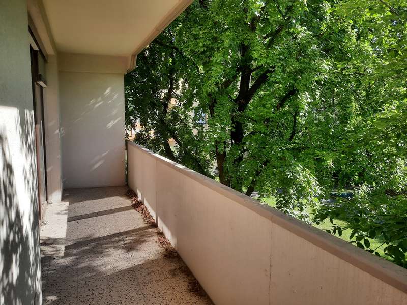 Balkon vor Küche und Wohnzimmer