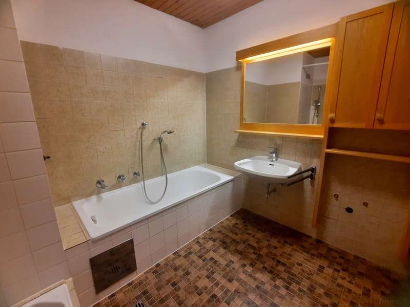 großes Bad mit Wanne und Dusche
