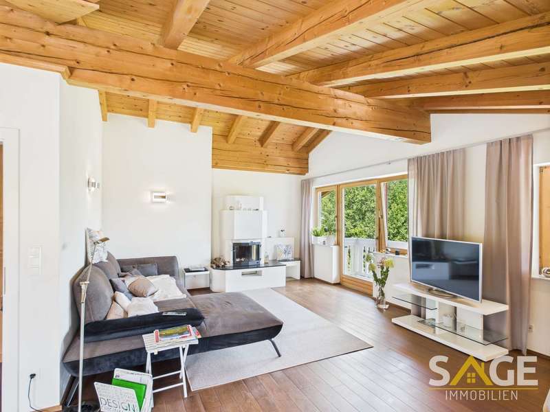 Wohnraum mit Kaminofen und Sichtdachkonstruktion