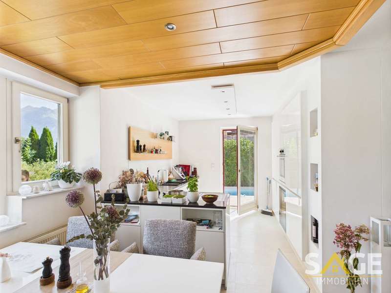 Küche mit Terrassenzugang