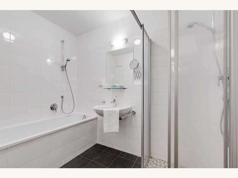 Badezimmer mit Wanne und Dusche
