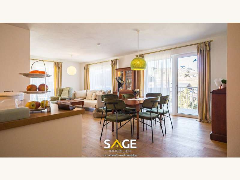 heller Wohnbereich mit viel Sonne