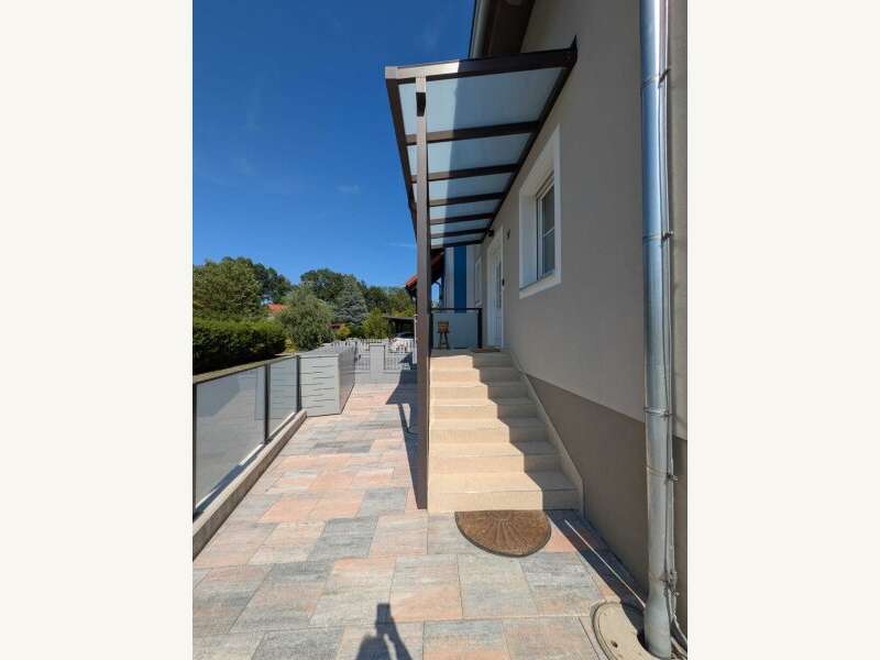 Doppelhaushälfte Fürstenfeld: Überdachter Eingang Überdachter Eingang