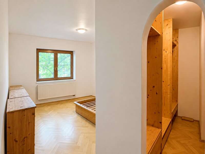Einfamilienhaus Wildungsmauer: Schlafzimmer mit begehbarem Kleiderschrank Schlafzimmer mit begehbarem Kleiderschrank