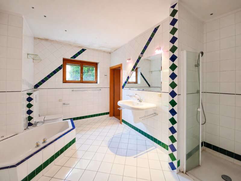 Einfamilienhaus Wildungsmauer: Badezimmer Badezimmer