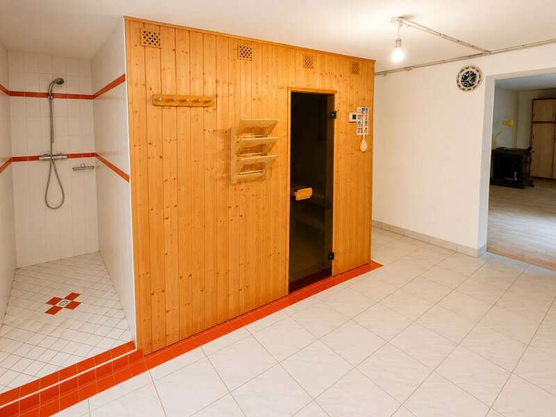 Einfamilienhaus Wildungsmauer: Sauna mit Dusche im Keller Sauna mit Dusche im Keller